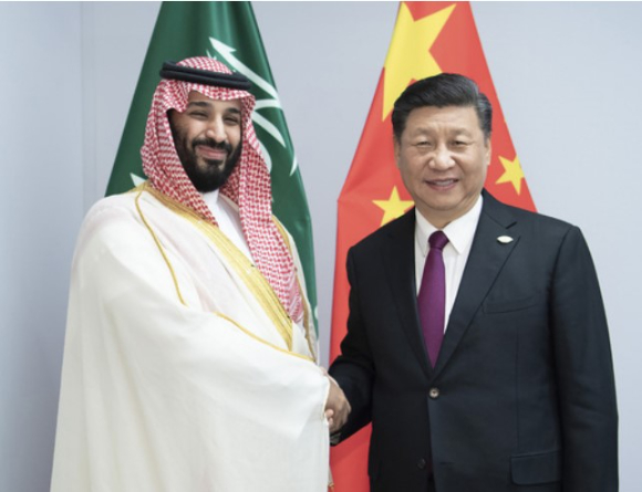 시진핑 중국 국가 주석과 무함마드 빈 살만 사우디아라비아 왕세자가 지난 2018년 G20, 정상회의에서 만나 악수하고 있다. [사진=뉴시스]