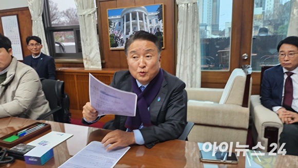 영환 충북지사가 11일 충북도청에서 긴급 기자회견을 열고 자신에 대한 부적절한 부동산 거래 의혹을 해명하고 있다. [사진=한준성 기자]