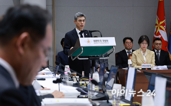 강신철 국방부 장관이 7일 서울 용산구 국방부에서 열린 국회 국방위원회의 국방부에 대한 국정감사에서 업무보고를 하고 있다. [사진=국회사진기자단 ]