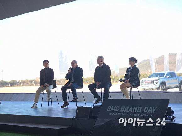 헥터 비자레알 GM 한국사업장 사장이 27일 경기도 김포시 한국타임즈항공에서 열린 'GMC 브랜드 데이'에서 발표하고 있다. [사진=김종성 기자]