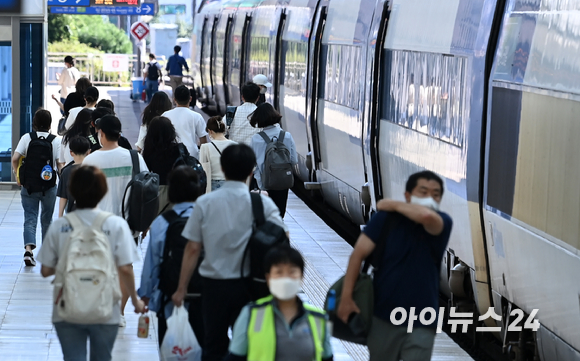 서울 중구 서울역에서 귀성객들이 열차에 탑승하고 있다. [사진=아이뉴스24 DB]