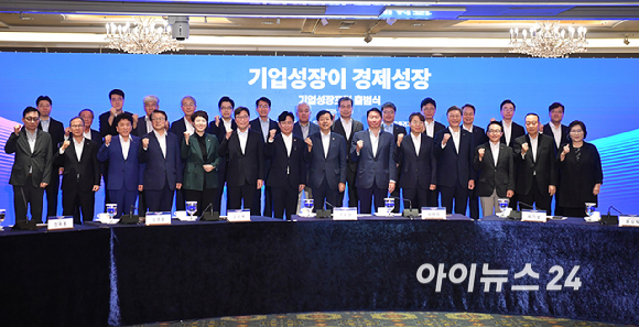 구윤철 부총리 겸 기획재정부 장관이 4일 서울 중구 롯데호텔 사파이어볼룸에서 대한상공회의소&middot;한국경제인협회&middot;한국중견기업연합회가 연 기업성장포럼 출범식에 참석해 최태원 대한상의 회장, 김영훈 고용노동부 장관 등과 기념 촬영하고 있다. [사진=곽영래 기자]