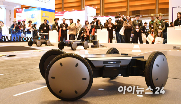 4일 오전 서울 강남구 코엑스에서 열린 2026 스마트공장&middot;자동화산업전(AW2026)에서 현대자동차그룹 계열사 보스턴다이내믹스의 휴머노이드 로봇 '아틀라스'의 양산형 모델이 일반을 대상으로 공개되고 있다. [사진=곽영래 기자]