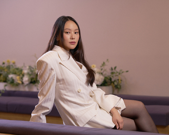 배우 하예린이 넷플릭스 시리즈 '브리저튼4' 간담회에 앞서 포즈를 취하고 있다. [사진=넷플릭스]