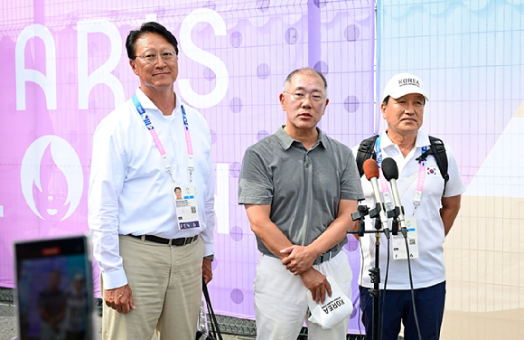 정의선(가운데) 현대차그룹 회장이 4일 파리 대회 양궁 남자 개인전 시상이 끝난 후 기자들과 만나 인터뷰를 진행하는 모습. [사진=대한양궁협회]