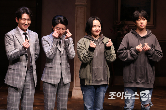 배우 오승훈, 정인지, 문근영, 최석진이 19일 오후 서울 종로구 동숭동 대학로티오엠에서 진행된 연극 '오펀스' 프레스콜에 참석해 포즈를 취하고 있다. [사진=문수지 기자]