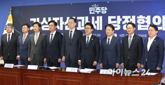 김민석 더불어민주당 대표와 이형일 부총리 겸 재정경제부 장관 등 참석자들이 28일 서울 여의도 국회에서 열린 가상자산과제 당정협의회에서 기념촬영을 하고 있다. [사진=곽영래 기자]