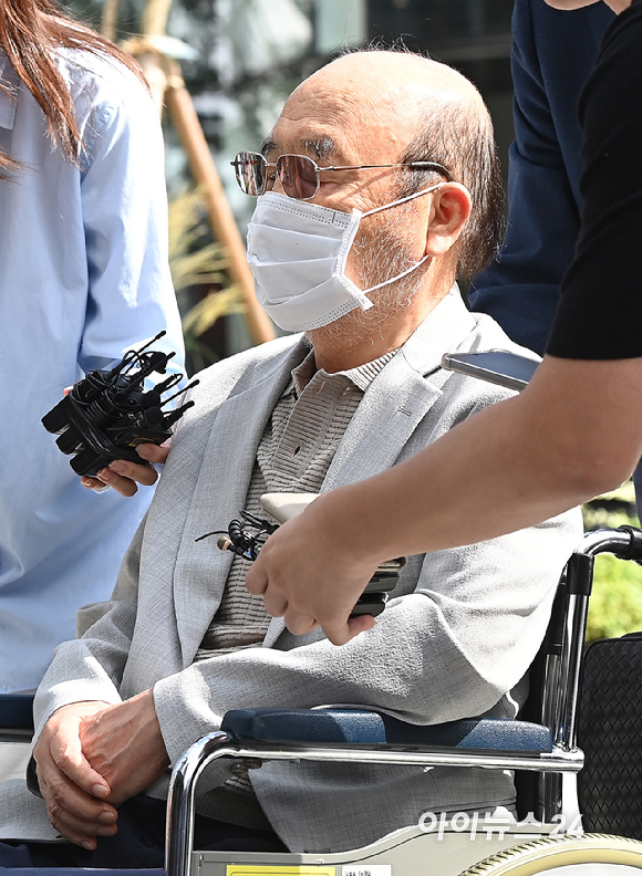 '나토 목걸이 청탁' 서희건설 이봉관 회장이 2일 오전 서울 종로구에 마련된 김건희 특검팀(특별검사 민중기) 사무실에 조사를 받기 위해 출석하고 있다. [사진=곽영래 기자]