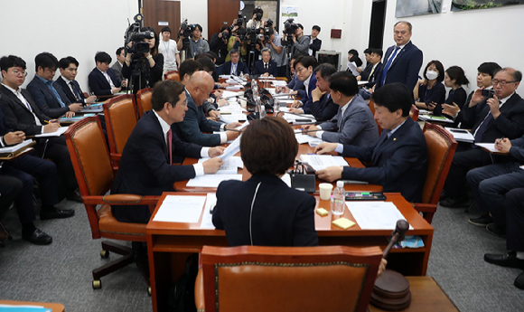 22일 오전 서울 여의도 국회에서 국토교통위원회 국토법안심사소위원회가 열리고 있다. [사진=뉴시스]