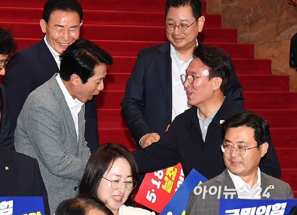 더불어민주당 김민석 당대표 후보자가 13일 국회 로텐더홀 계단에서 열린 '민생입법 방해&middot;5.18 역사 왜곡 국민의힘 규탄대회'에서 의원들과 인사하고 있다. [사진=곽영래 기자]