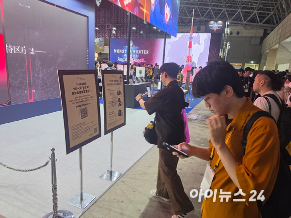 일본 이용자들이 17일 일본 지바현 마쿠하리 멧세에서 열린 '도쿄게임쇼 2026'에서 넥슨게임즈 '파레이돌리아'를 시연하고 있다. [사진=곽민구 기자]