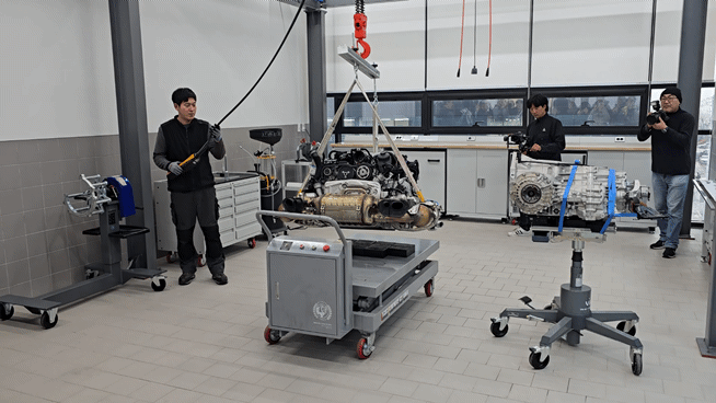 (가운데) 마티아스 부세 포르쉐코리아 대표가 12일 서울 '포르쉐 서비스 센터 성수'에서 열린 기자간담회에서 기자들의 질문에 답하고 있다. [사진=김종성 기자]