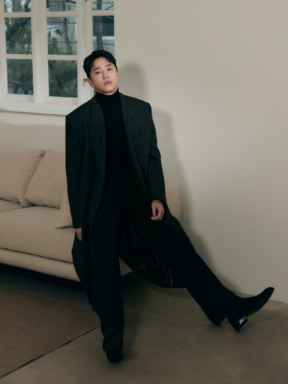 배우 이준영이 넷플릭스 시리즈 '멜로무비' 인터뷰에 앞서 포즈를 취하고 있다. [사진=넷플릭스]