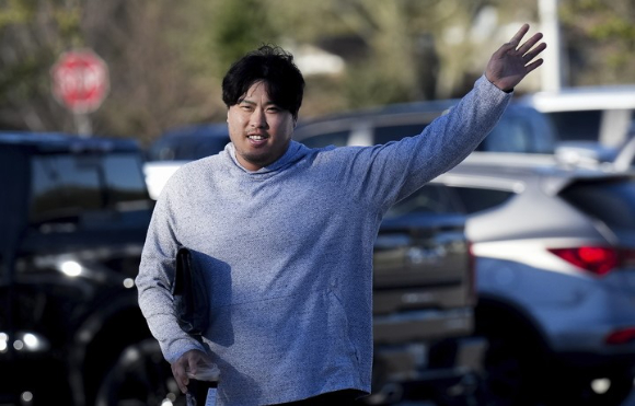 MLB 토론토에서 뛰고 있는 류현진이 지난달(2월) 14일 소속팀 스프링캠프 장소에 도착해 팀 동료들과 인사를 나누고 있다. [사진=뉴시스]