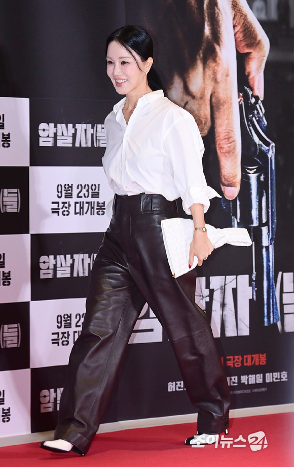 배우 엄정화가 21일 서울 송파구 롯데시네마 월드타워에서 열린 영화 '암살자(들)'(감독 허진호) VIP 시사회에 참석하고 있다. [사진=정소희 기자]