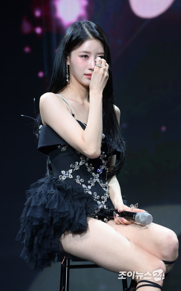 가수 미주가 17일 오후 서울 서교동 메세나폴리스에서 진행된 첫 번째 싱글 앨범 '무비 스타'(Movie Star) 솔로 데뷔 쇼케이스에 참석해 데뷔 소감을 말하다 눈물을 글썽이고 있다. [사진=정소희 기자]