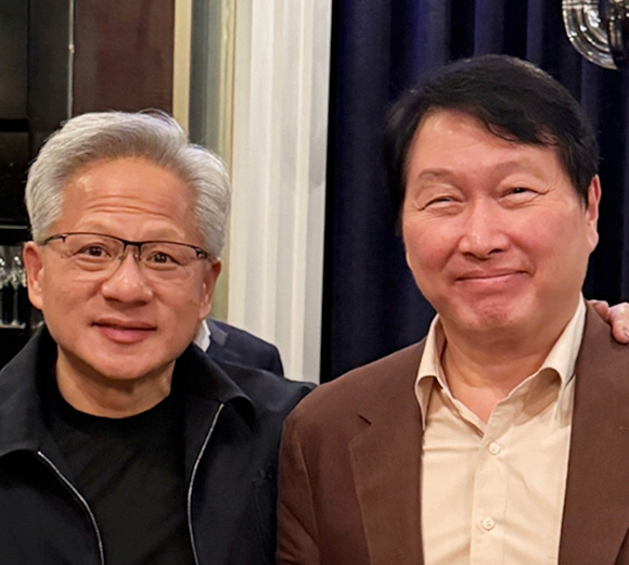 젠슨 황 엔비디아 최고경영자(CEO)가 한 팬의 지폐와 지갑에 사인을 하고 있다. [사진=X 갈무리]