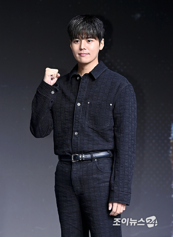 배우 려운이 21일 오전 서울 마포구 호텔 나루 서울 엠갤러리에서 열린 '약한영웅 Class 2' 제작발표회에서 포토타임을 갖고 있다. [사진=곽영래 기자]