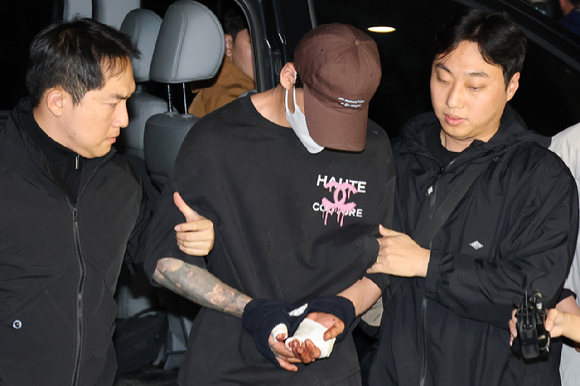 이혼소송 중 장모 살해 및 아내를 납치한 20대 중반 남성 A씨가 11일 서울 송파경찰서로 송치되고 있다. 가정폭력과 이혼소송으로 별거중이던 A씨는 아내의 은신처를 찾아가 장모를 흉기로 살해하고 아내를 납치했다가 7시간 만에 강원도 양양군에서 경찰에 붙잡혔다. 2026.10.11 [사진=연합뉴스]
