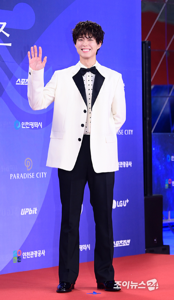 배우 박보검이 18일 오후 인천광역시 파라다이스 시티에서 열린 제4회 청룡시리즈어워즈 레드카펫 행사에 참석하고 있다. [사진=정소희 기자]