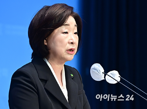 심상정 녹색정의당 공동선대위원장이 11일 오전 서울 여의도 국회 소통관에서 22대 총선 결과 관련 입장발표 기자회견을 마친 뒤 이은주 전 의원과 포옹을 하고 있다. [사진=곽영래 기자]