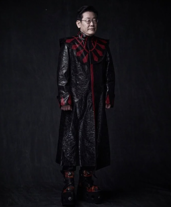고(故) 신해철의 무대 의상을 착용한 이재명 대통령 모습. [사진=강영호 사진작가 인스타그램]