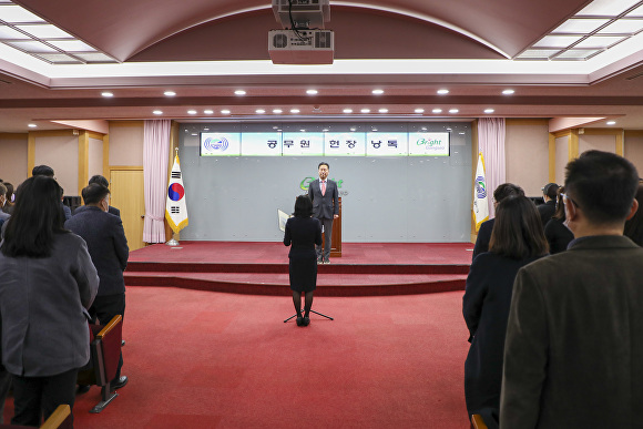 지난 2일 오전 9시 부산광역시 강서구청 대강당에서 열린 2023년도 시무식에서 가운데 김형찬 강서구청장이 직원의 현장낭독을 듣고 있다. [사진=부산광역시 강서구]