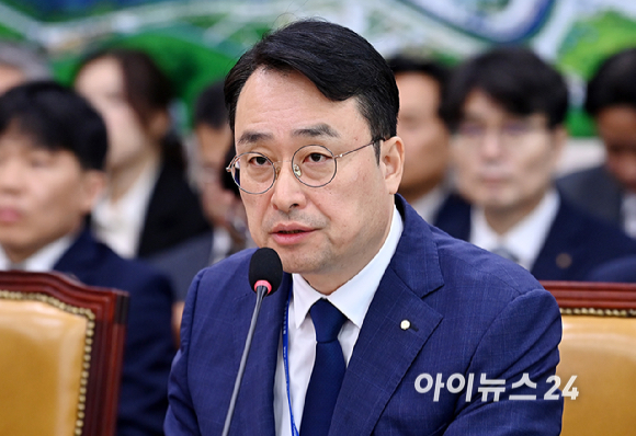 이헌욱 한국부동산원장이 15일 서울 여의도 국회 국토교통위원회에서 열린 한국부동산원, 주택도시보증공사 등에 대한 국정감사에서 질의에 답변하고 있다. [사진=곽영래 기자]