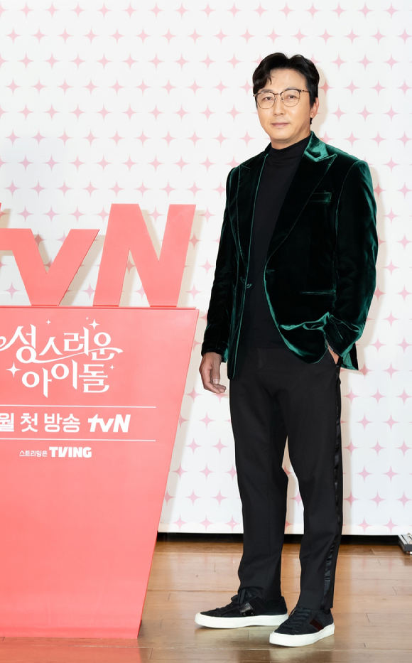 배우 탁재훈이 8일 사전 녹화 중계로 진행된 tvN 새 수목드라마 '성스러운 아이돌' 제작발표회에 참석하고 있다. [사진=tvN]