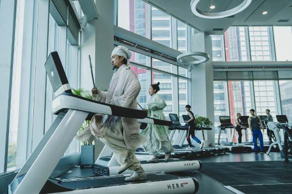 최동훈 감독, 배우 염정아, 류승완 감독이 영화 '외계+인' 2부 무비토크에서 대화를 나누고 있다. [사진=CJ ENM]