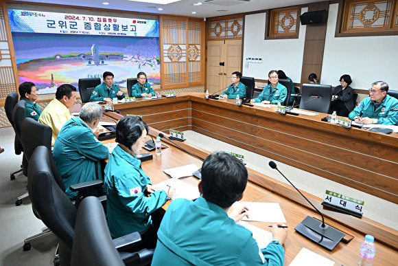 강대식 의원이 10일 군위군청에서 집중 호우 피해 상황을 보고 받고 주민들의 안전을 당부하고 있다. [사진=군위군]