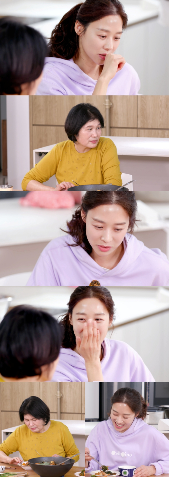 '편스토랑' 장신영과 친정엄마가 이야기를 나누고 있다. [사진=KBS ]