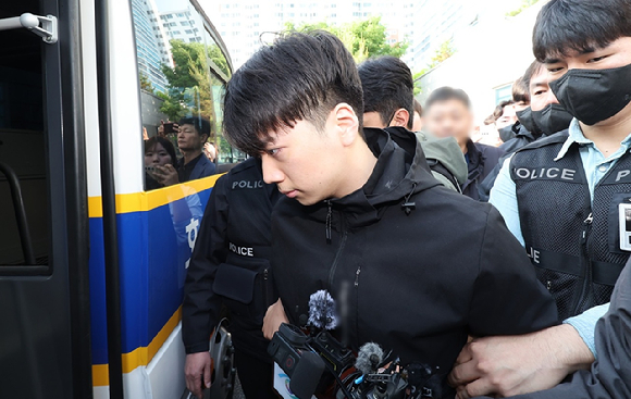 살인&middot;살인미수 혐의를 받는 장윤기가 14일 광주 서부경찰서에서 검찰로 송치되고 있다. 2026.5.14 [사진=연합뉴스]