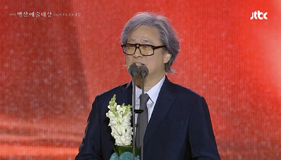 제61회 백상예술대상 시상식에서 넷플릭스 오리지널 영화 '전, 란'으로 각본상을 받은 박찬욱 감독. [사진=백상예술대상 캡처]