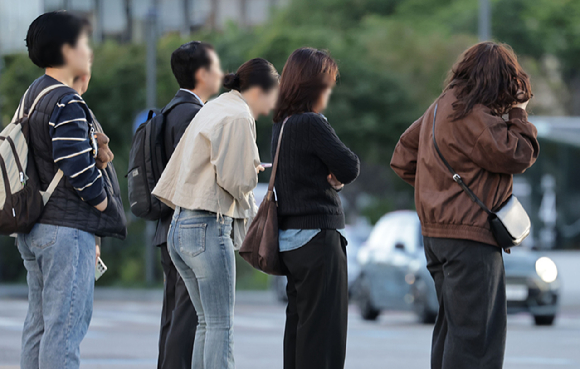 서울 종로구 광화문광장 인근에서 우산을 든 시민들이 이동하고 있다. [사진=연합뉴스]