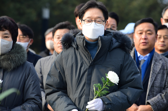 28일 오전 김경수 전 경남지사가 경남 김해시 진영읍 봉하마을 故 노무현 전 대통령 묘역을 참배하고 있다. [사진=뉴시스]