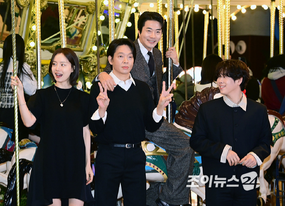 배우 문채원-권상우-박지환-표지훈(피오)이 8일 오후 서울 송파구 롯데월드 어드벤처에서 열린 영화 '하트맨' 돌아오는 거야, 다시 롯데월드에서! 이벤트 행사에 참석하고 있다. [사진=정소희 기자]