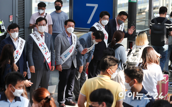 국민의힘 새 비대위원장에 임명된 정진석 국회부의장과 권성동 원내대표를 비롯한 지도부가 8일 중구 서울역에서 귀성객들에게 인사하고 있다. [사진=국회사진취재단]