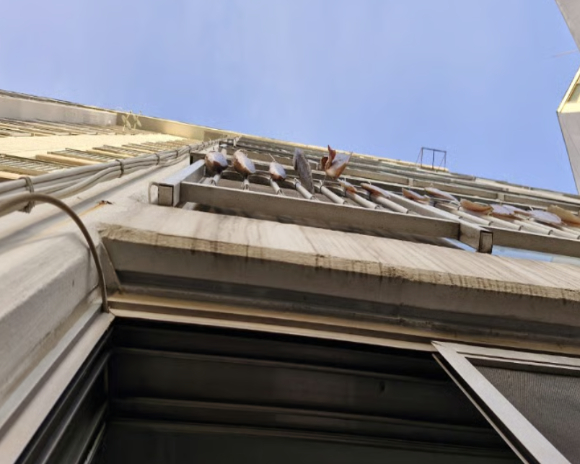 윗집이 베란다에 생선을 말리면서 발생한 악취로 고통을 호소하는 주민의 사연이 알려졌다. 사진은 문제가 된 집. [사진=온라인 커뮤니티 ]