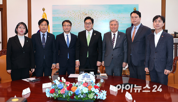 우원식 국회의장이 19일 국회의장실에서 원내 6개 정당 원내대표들과 회동하기에 앞서 기념 촬영을 하고 있다. 왼쪽부터 기본소득당 용혜인 원내대표, 진보당 윤종오 원내대표, 더불어민주당 한병도 원내대표, 우원식 국회의장, 조국혁신당 서왕진 원내대표, 개혁신당 천하람 원내대표, 사회민주당 한창민 원내대표. [사진=곽영래 기자]