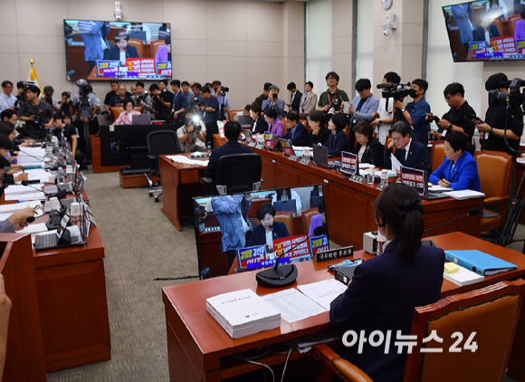 조은희 여성가족위원회 국민의힘 간사를 비롯한 위원들이 14일 서울 여의도 국회에서 열린 강선우 여성가족부 장관 후보자에 대한 인사청문회에서 강 후보자를 규탄하는 손팻말을 들고 있다. [사진=곽영래 기자]
