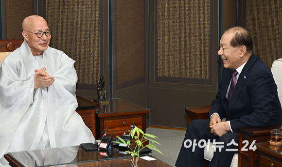 황우여 국민의힘 비상대책위원장이 20일 서울 종로구 한국불교역사 문화기념관에서 대한불교조계종 총무원장 진우스님과 만나 인사하고 있다. [사진=국회사진취재단]