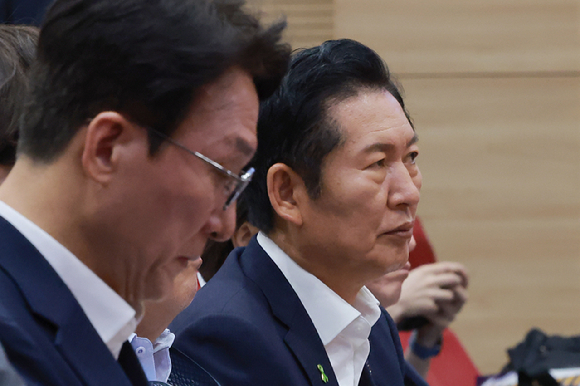 김민석&middot;정청래 더불어민주당 당 대표 후보가 22일 서울 여의도 국회 의원회관에서 열린 'in 민주당 청년을 담다 노동을 잇다'에 참석해 있다. [사진=연합뉴스]