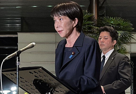 동일본 대지진이 발생한 직후인 지난 2011년 3월 15일 일본 미야기현 게센누마에서 이재민들이 폐허 속에 묻힌 자신의 집을 바라보는 모습. [사진=교도/연합뉴스]