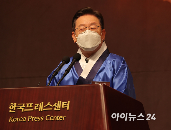 이재명 더불어민주당 대선후보가 17일 서울 중구 프레스센터에서 열린 2022 재경 대구경북인 신년교례회에서 신년사를 하고 있다. [사진=국회사진취재단]