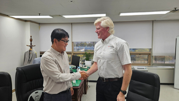 (왼쪽부터)권용일 KGM 기술연구소장과 토드 앤더슨(Todd Anderson) 피니아(PHINIA)연구개발부문총괄부사장. [사진=KG모빌리티]