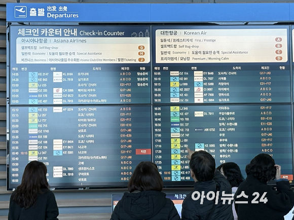 지난 14일 인천공항 제2여객터미널로 이전한 아시아나항공의 안내 화면. [사진=권서아 기자]