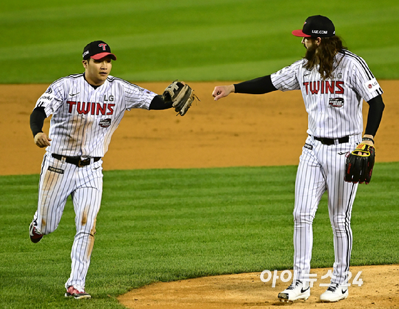 7일 오후 서울 송파구 잠실야구장에서 '2023 KBO 포스트시즌' LG 트윈스와 KT 위즈의 한국시리즈 1차전 경기가 열렸다.3회초 2사 LG 문보경이 KT 김상수의 타구를 호수비로 잡아낸 뒤 켈리와 기뻐하고 있다. [사진=곽영래 기자]