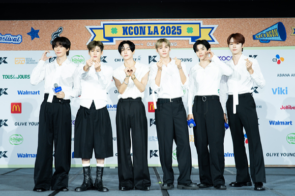 그룹 라이즈가 지난 1일(현지시간)부터 3일까지 미국 로스앤젤레스 크립토닷컴 아레나에서 열린 K-팝 팬&아티스트 페스티벌 '케이콘 엘에이 2025(KCON LA 2025)' 레드카펫 행사에 참석해 포즈를 취하고 있다. [사진=CJ ENM]