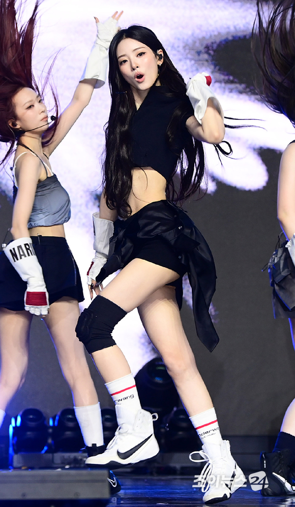 그룹 미야오 안나가 1일 오후 서울 마포구 상암동 큐브컨벤션센터에서 열린 미야오(MEOVV) EP 2집 '바이트 나우(BITE NOW)' 미디어 쇼케이스에서 수록곡 'Hit' Em' 무대를 선보이고 있다. [사진=정소희 기자]
